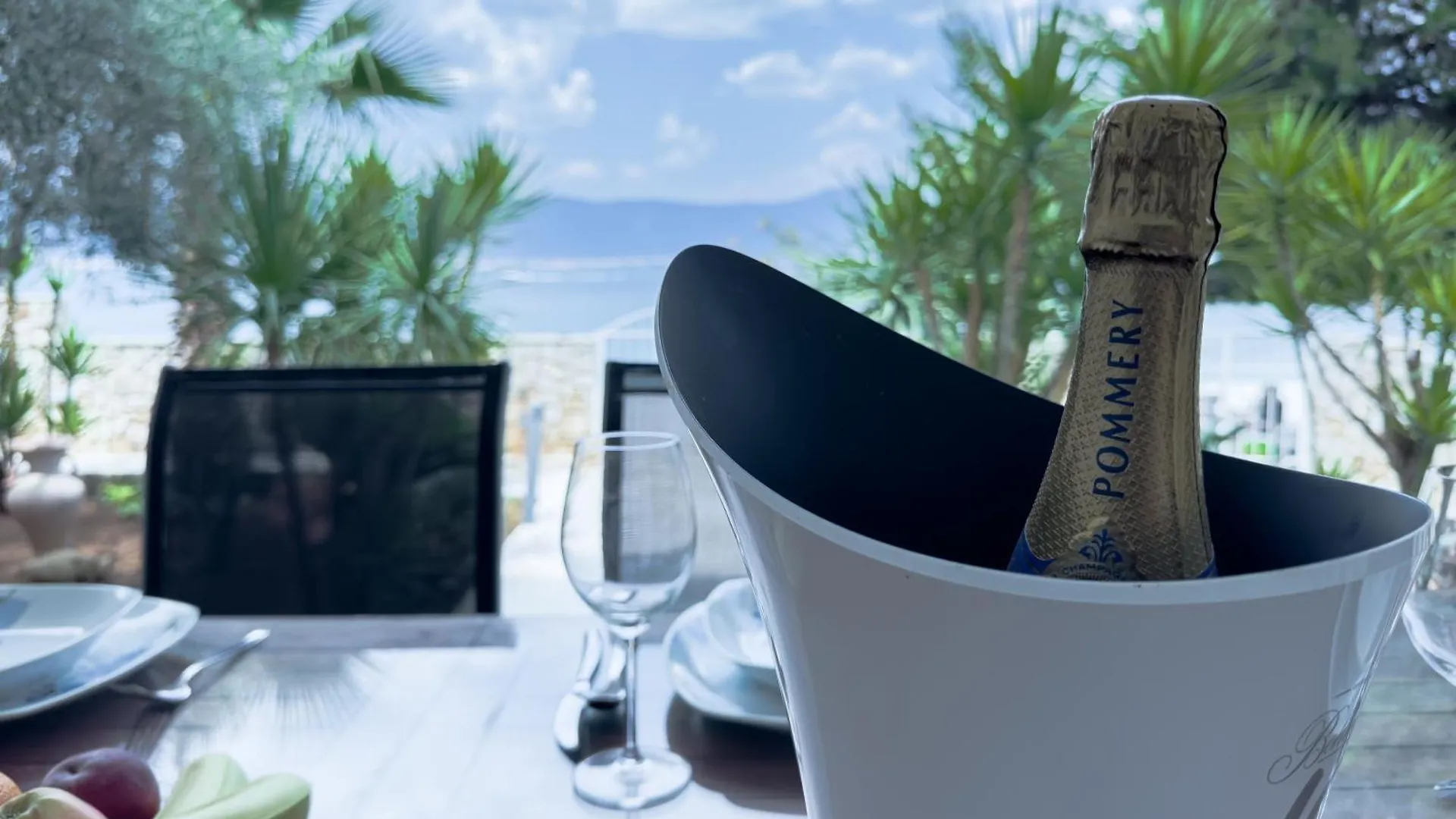 בית הארחה טרוגיר Luxury Beachfront Apartments Matista